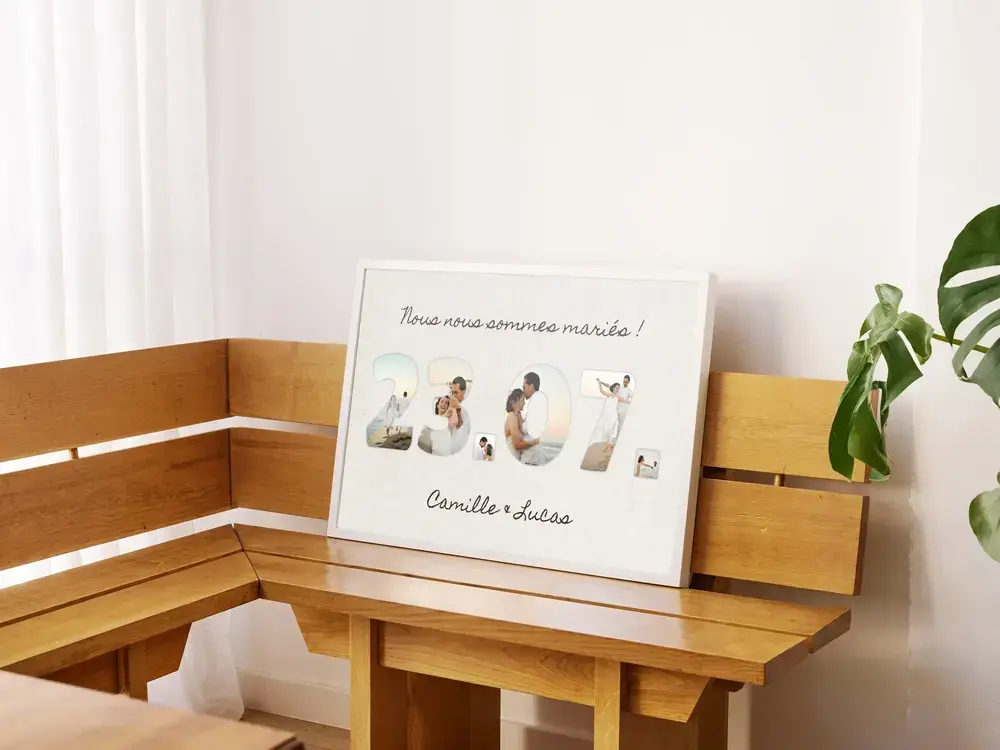 Cadeau de mariage personnalisé : collage avec date en photos et prénoms, dans un cadre blanc posé sur un banc