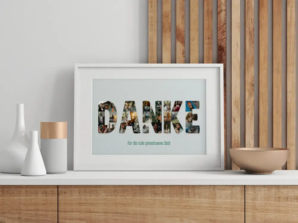 Fotocollage-Poster mit Dankesbotschaft aus kleinen Fotos, im weißen Rahmen auf einem Holzsideboard neben Vasen