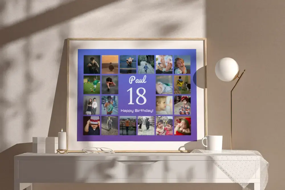 Pêle-mêle photo encadré avec un grand 18 et un prénom sur fond bleu-violet, posé sur une commode blanche près d'une lampe