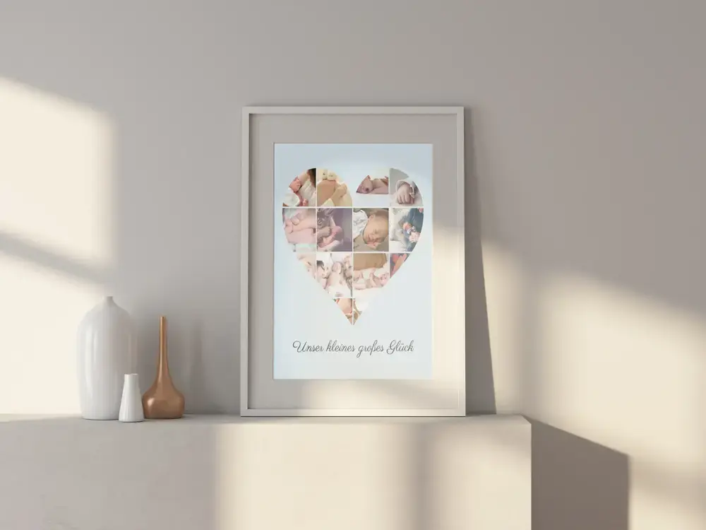 Herzcollage aus Babyfotos mit Schriftzug im hellen Rahmen auf einem Sideboard neben dekorativen Vasen