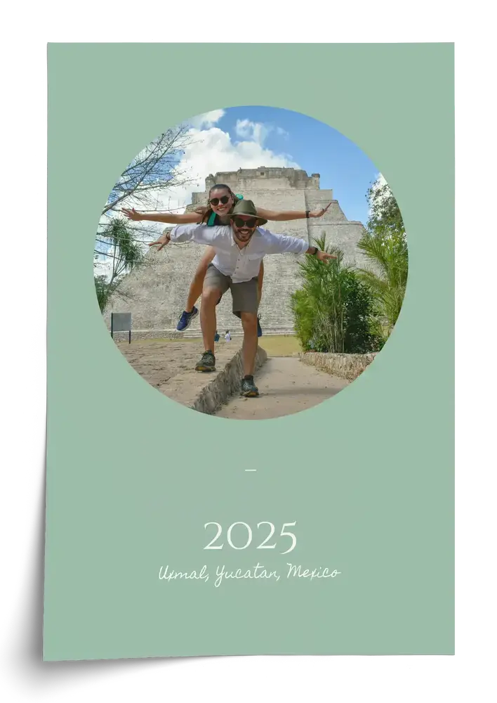 Affiche souvenir de voyage avec photo ovale sur fond vert sauge, personnalisée avec année et destination
