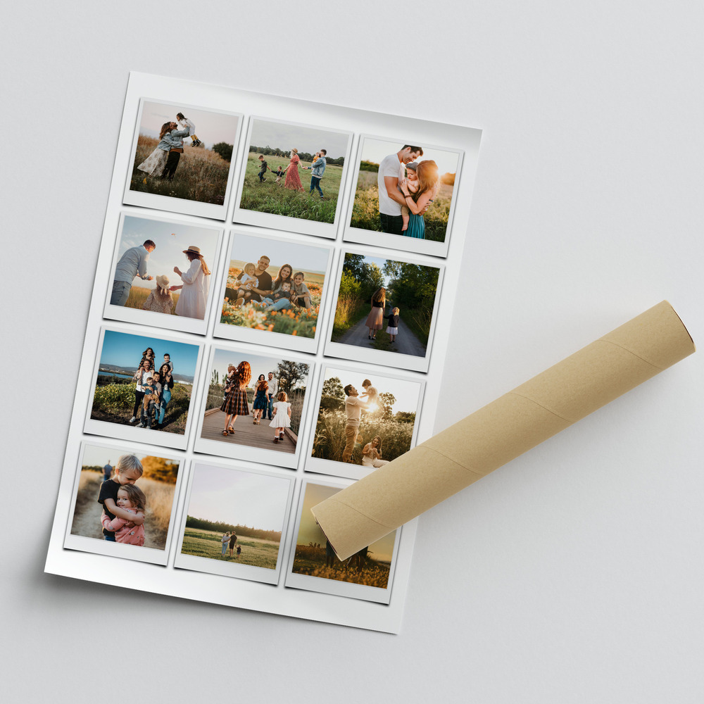 Poster mit zwölf Familienfotos im Polaroid-Raster auf weißem Grund, neben einer Versandrolle