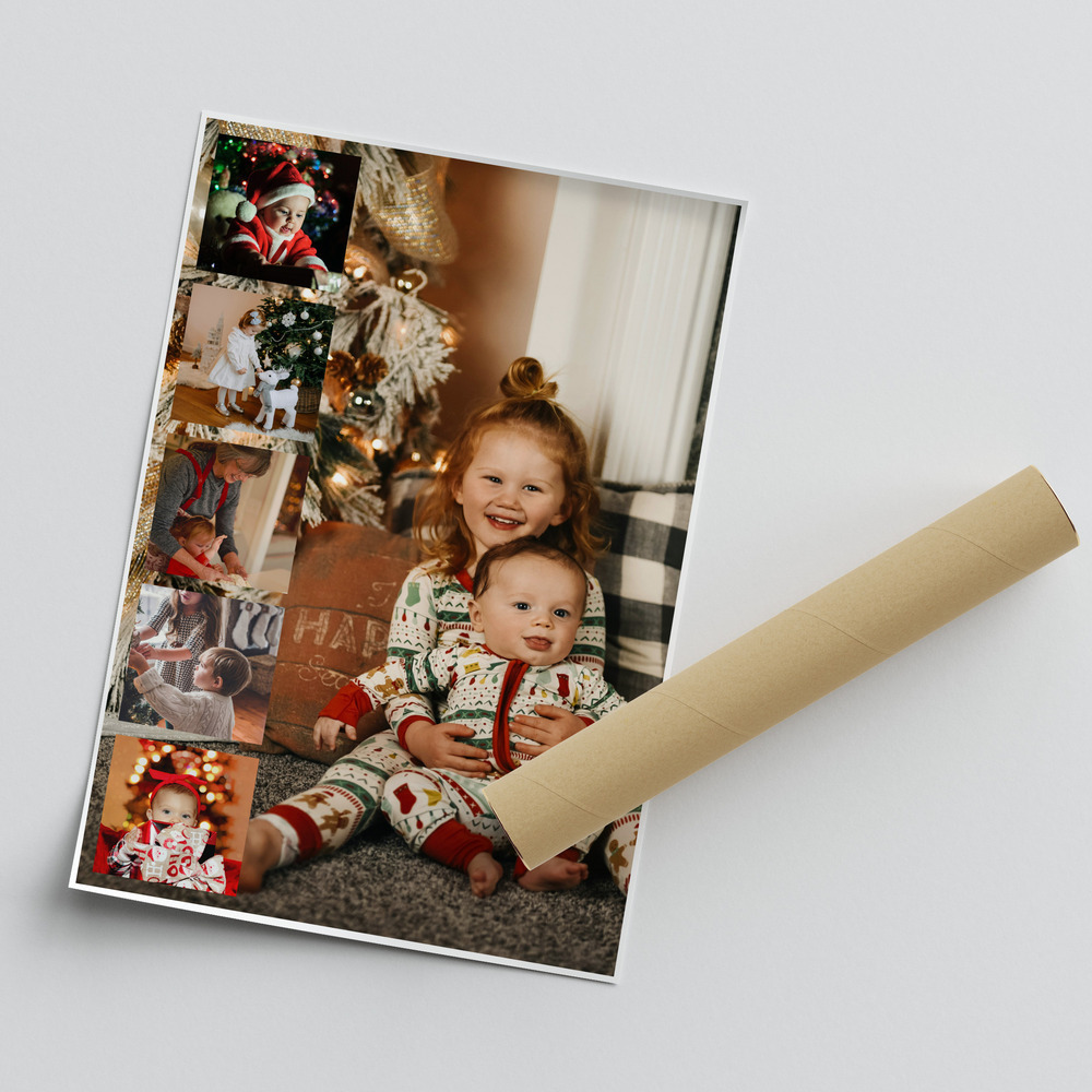 Weihnachts-Fotocollage als Geschenk: Poster mit großem Kinderfoto und seitlicher Fotoleiste neben einer Versandrolle