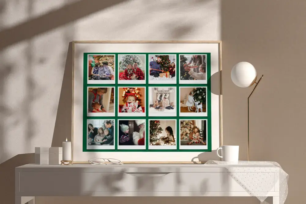 Fotocollage als Weihnachtsgeschenk für die Familie, mit zwölf Polaroid-Fotos auf Grün, im Holzrahmen auf einem Sideboard