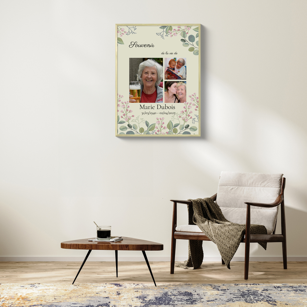 Collage souvenir de deuil sur toile, avec trois photos et des fleurs, au mur d’un salon lumineux