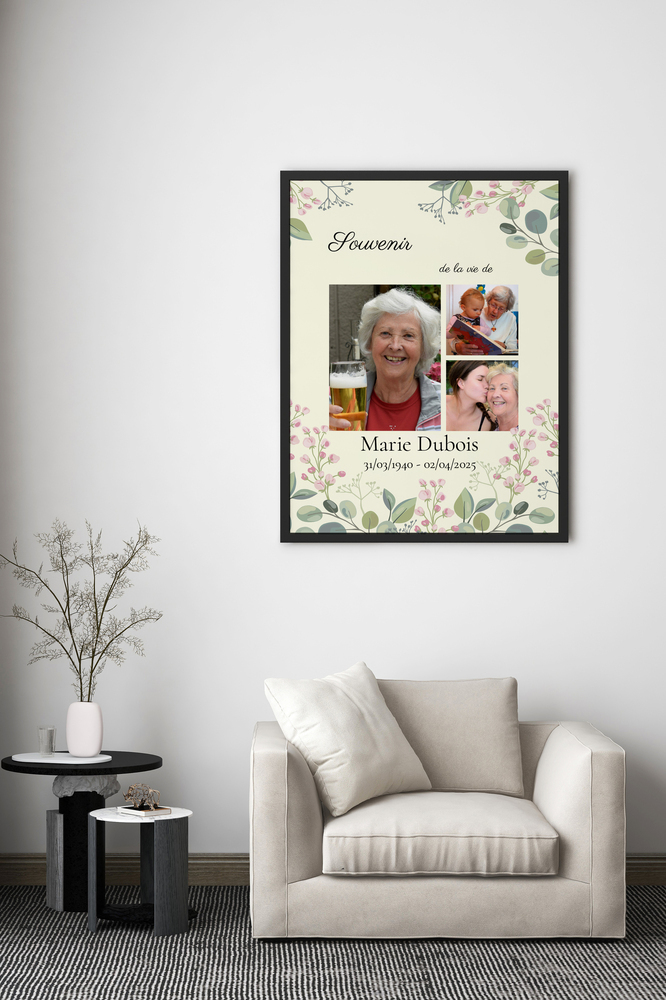 Collage photo commémoratif fleuri dans un cadre noir, accroché au-dessus d’un fauteuil crème dans le salon