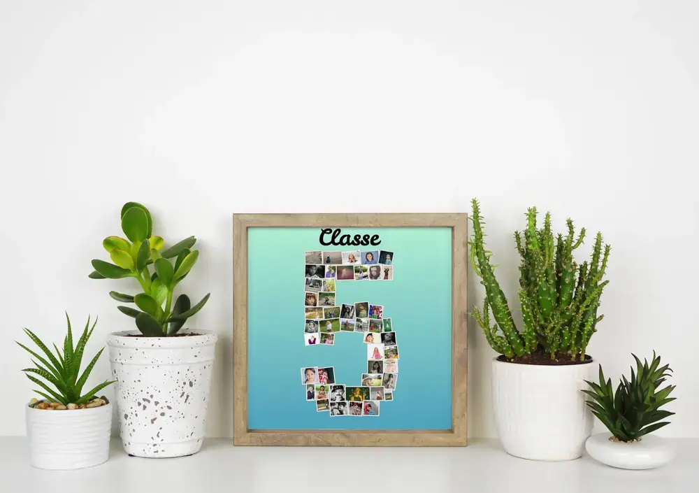 Collage photo chiffre 5 sur fond turquoise, dans un cadre en bois clair posé sur un bureau entre des plantes
