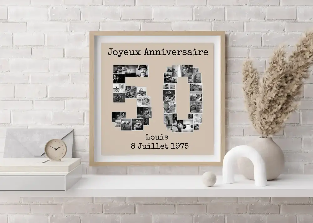 Collage photo en forme de 50 sur fond beige, avec prénom et date, encadré sur une étagère contre un mur de briques