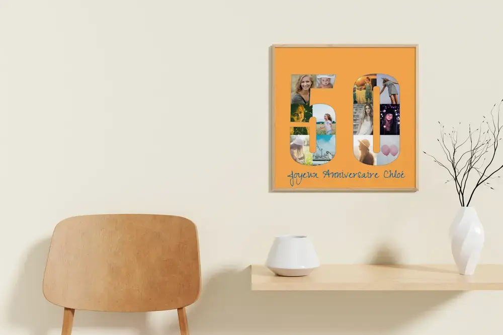 Collage photo en forme de 50 sur fond orange, dans un cadre en bois clair au mur au-dessus d’un bureau