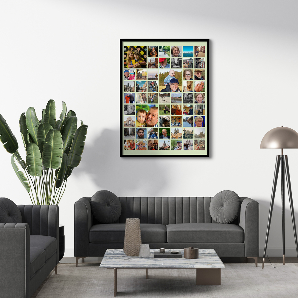 Familienfotocollage im schwarzen Rahmen mit größeren Kinderfotos im Raster, über dem grauen Sofa im Wohnzimmer