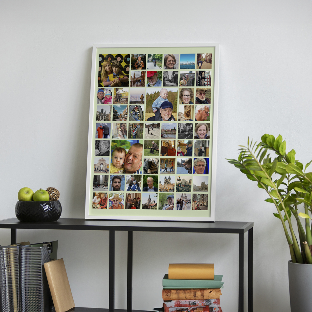Familienposter im weißen Rahmen auf einem schwarzen Regal, mit großen und kleinen Fotos auf hellgrünem Hintergrund