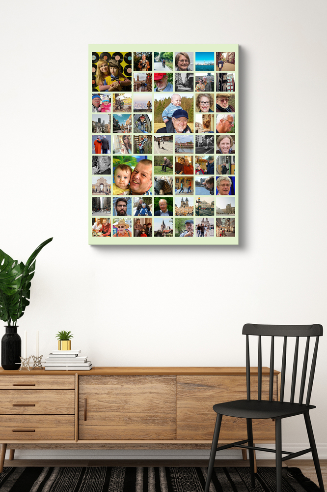 Familienposter ohne Rahmen mit großen und kleinen Fotos im hellgrünen Raster, über einer Holzkommode neben einem Stuhl