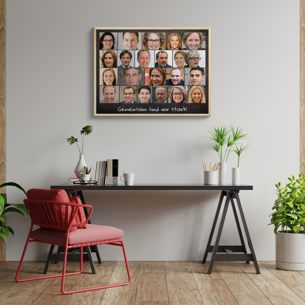 Fotocollage mit Mitarbeiterporträts in vier Reihen und Teamspruch, gerahmt über einem schwarzen Schreibtisch