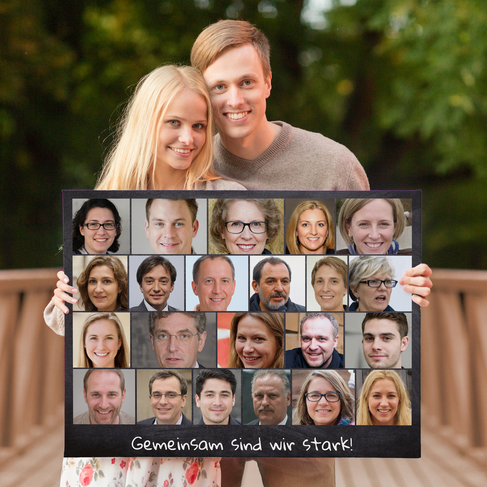 Fotocollage mit Teamporträts in vier Reihen und Motivationsspruch auf dunklem Tafelgrund, im Freien präsentiert
