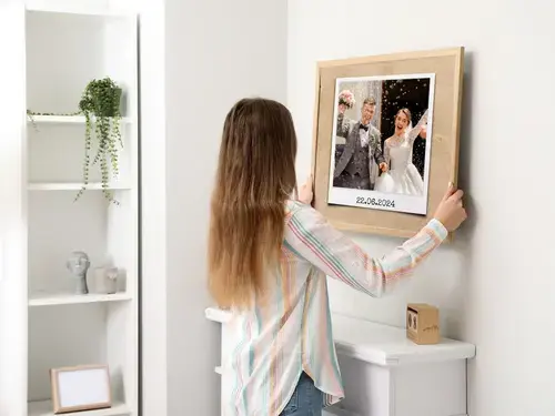 Hochzeitsbild im Polaroid-Stil mit Datum