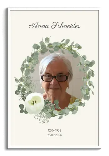 Personalisiertes Trauerbild mit Porträt, Eukalyptuskranz und weißen Blüten im weißen Rahmen