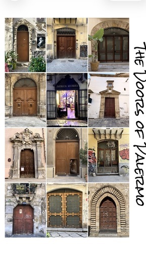 Collage photo sur toile de souvenirs de vacances, avec portes anciennes en grille, bord blanc et texte vertical