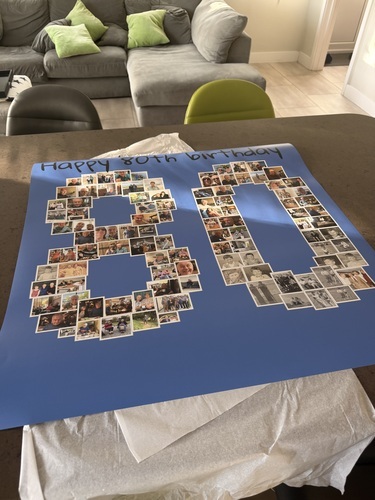 Poster pêle-mêle pour un 80e anniversaire, avec photos formant le nombre 80 sur fond bleu, posé sur une table